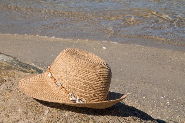Καπέλο Στα Βράχια Της Παραλίας Έννοια Των Διακοπών Και Χαλάρωσης — Φωτογραφία Αρχείου