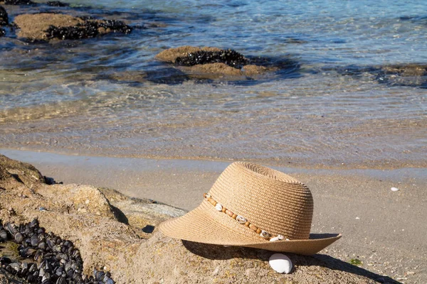 Καπέλο Στα Βράχια Της Παραλίας Έννοια Των Διακοπών Και Χαλάρωσης — Φωτογραφία Αρχείου