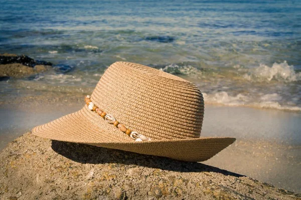 Sombrero Las Rocas Playa Concepto Vacaciones Relajación — Foto de Stock