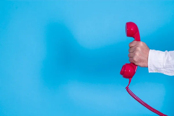 Mano Sosteniendo Teléfono Rojo Retro — Foto de Stock