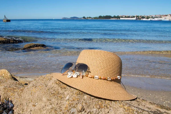 Hoed Zonnebril Strand Accessoires Voor Bescherming Tegen Zon Wit Zand — Stockfoto