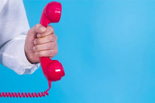 Mão Segurando Vintage Telefone Vermelho — Fotografia de Stock