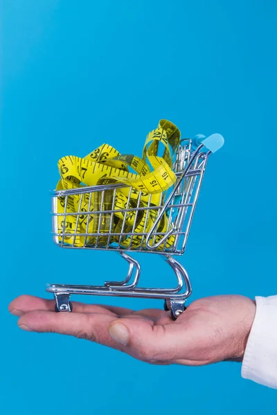Mão Com Carrinho Supermercado Miniatura Preenchido Com Fita Métrica Conceito — Fotografia de Stock