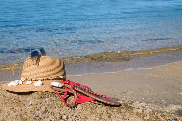 Acessórios Praia Verão Chapéu Sol Sandálias Óculos Sol Areia Verão — Fotografia de Stock
