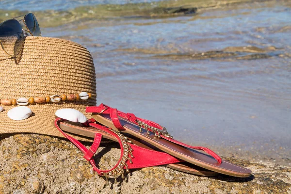 Καλοκαιρινά Αξεσουάρ Παραλίας Καπέλο Σανδάλια Και Γυαλιά Ηλίου Στην Άμμο — Φωτογραφία Αρχείου