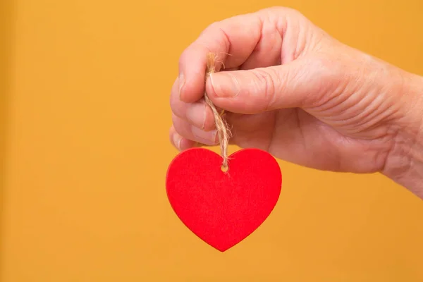 Mano Sosteniendo Corazón Con Fondo — Foto de Stock