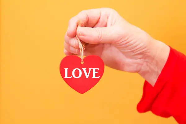 Mano Sosteniendo Las Etiquetas Del Corazón Con Texto Día San — Foto de Stock