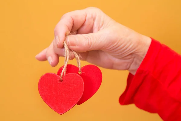 Mano Sosteniendo Corazón Con Fondo — Foto de Stock