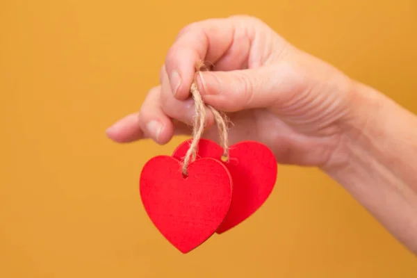 Manos Sosteniendo Las Etiquetas Del Corazón Con Fondo Día San — Foto de Stock