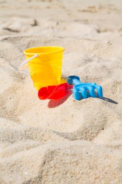 Kova, kürek ve kumda tırmık, yaz tatili konsepti.