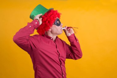 Peruklu ve şapkalı bir adam gürültücü, parti konsepti