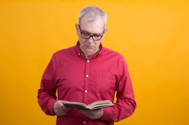 Gözlüklü adam okuyor.