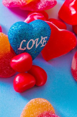 Sevgililer Günü için çeşitli şeker ve sakızlar.