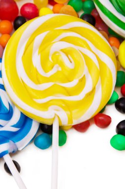 sarmal renkli lolipoplar ve şeker çeşitleri izole edildi