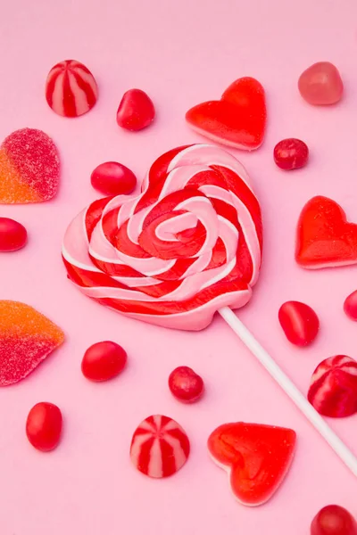 心形螺旋形棒棒糖和彩色糖果 — 图库照片