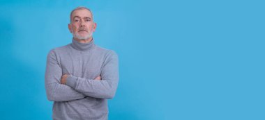 Kolları bağlı, otoriter bir adam.