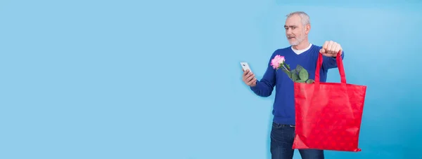 Hombre Haciendo Compras Línea Día San Valentín Teléfono Móvil — Foto de Stock