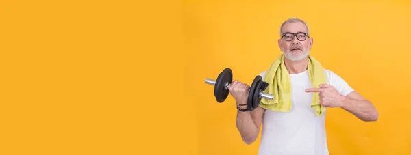 Senior Man Med Handduk Anstränga Med Hantlar — Stockfoto