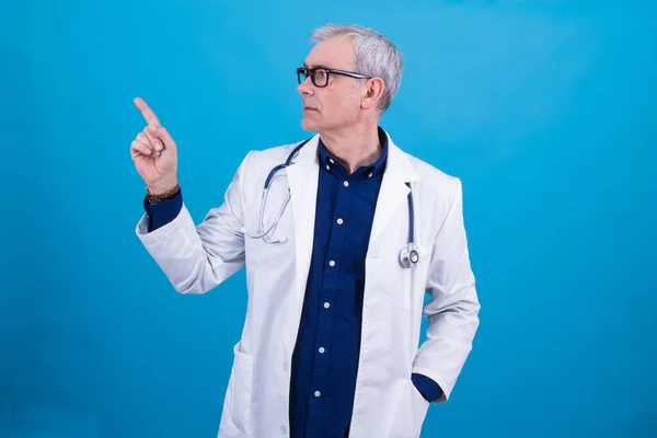 Médico Con Gafas Estetoscopio Apuntando Con Dedo — Foto de Stock