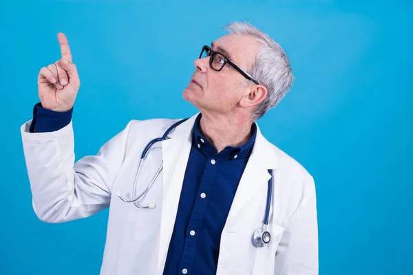 Médico Levantando Dedo Señalando Pensando Una Idea — Foto de Stock