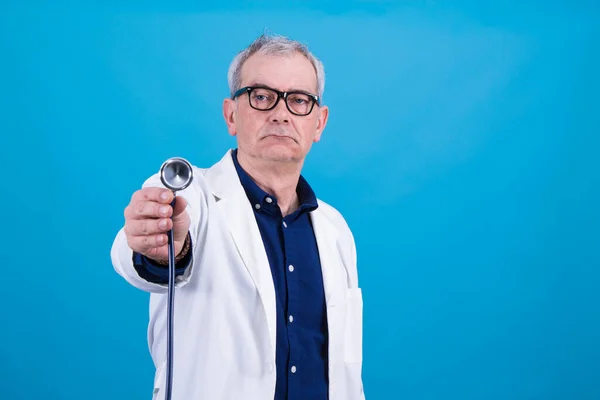Arzt Mit Stethoskop Der Hand Konzept Der Medizin Und Gesundheit — Stockfoto
