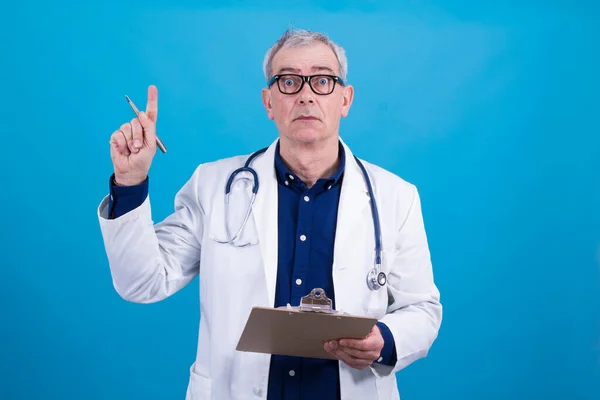 Klinik Raporları Elinde Olan Düşünceli Bir Doktor — Stok fotoğraf