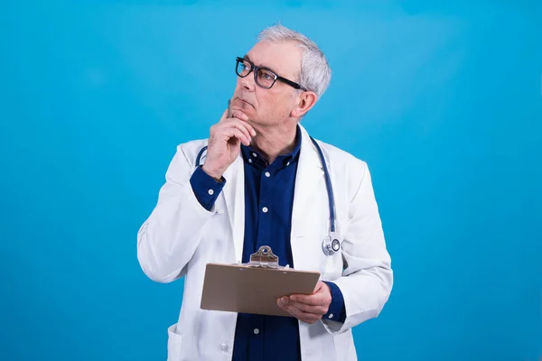 Klinik Raporları Elinde Olan Düşünceli Bir Doktor — Stok fotoğraf