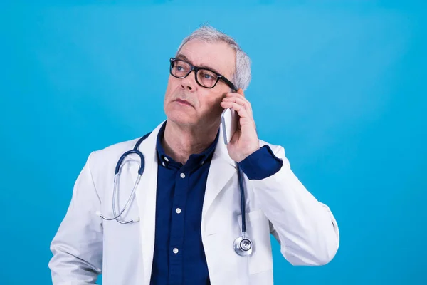 Cep Telefonuyla Konuşan Doktorun Portresi Yakın Çekim Görüntüsü — Stok fotoğraf
