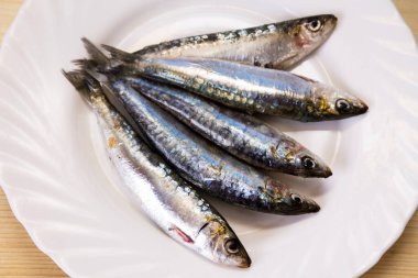 Tabakta taze sardalya tabağı