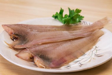 Taze balık, tavuklu maydanoz.