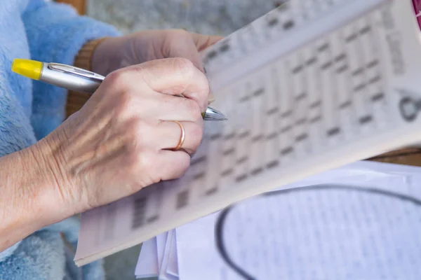 Seniorin Macht Kreuzworträtsel Und Hobbys — Stockfoto