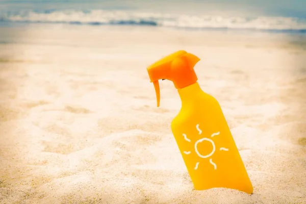 Crema Abbronzante Sulla Sabbia Della Spiaggia — Foto Stock