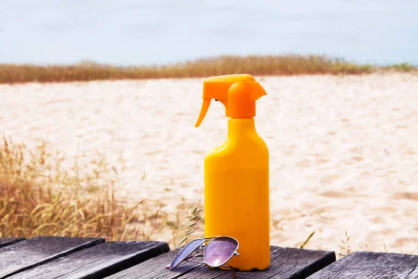 Suntan Lotion Sunglasses Beach Sand Summer Vacation Concept — Stok fotoğraf