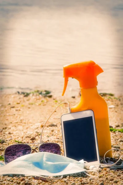 Mobile Phone Sunglasses Sunscreen Medical Mask Beach Concept Protection Viruses —  Fotos de Stock