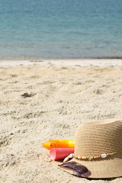 Sombrero Gafas Sol Loción Bronceadora Playa Accesorios Vacaciones Verano —  Fotos de Stock