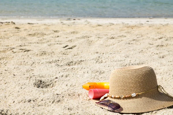 Hoed Zonnebril Zonnebrandcrème Het Strand Zomer Vakantie Accessoires — Stockfoto