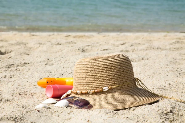 Sombrero Gafas Sol Loción Bronceadora Playa Accesorios Vacaciones Verano —  Fotos de Stock