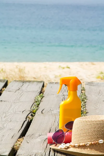 Hasır Şapka Güneş Kremi Güneş Gözlüğü Plaj Güvertesinde Yaz Tatili — Stok fotoğraf