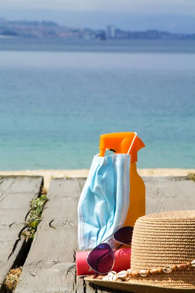 Loción Bronceadora Máscara Médica Gafas Sol Concepto Vacaciones Verano Nueva —  Fotos de Stock