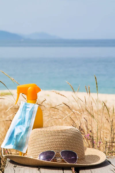 Loción Bronceadora Gafas Sol Sombrero Máscara Médica Playa Prevención Contra —  Fotos de Stock