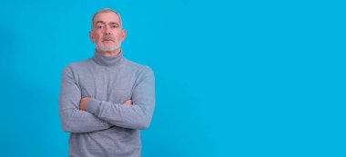 Kolları bağlı, otoriter bir adam.