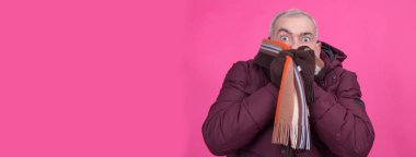 Soğuk yaşlı adam eşarplı sıcak adam.