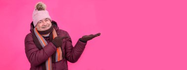 Ceketli ve eşarplı bir adam yolu gösteriyor.