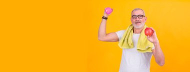 Ölçüm bandı, elma, diyet ve sağlık konsepti olan çekici son sınıf öğrencisi.