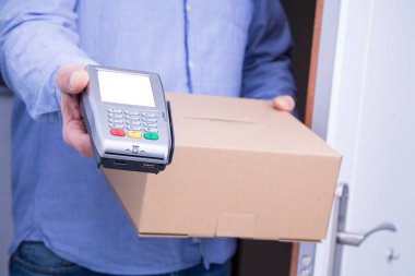 Ödeme yapmak için eve veri bankasıyla paket getiriyor. Dost canlısı işçi, yüksek kaliteli teslimat servisi.