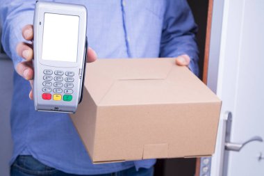 Ödeme yapmak için eve veri bankasıyla paket getiriyor. Dost canlısı işçi, yüksek kaliteli teslimat servisi.