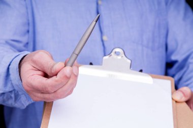 Paketi eve teslim eden kişi imzalanacak bir teslimat notuyla birlikte. Dost canlısı işçi, yüksek kaliteli teslimat servisi.