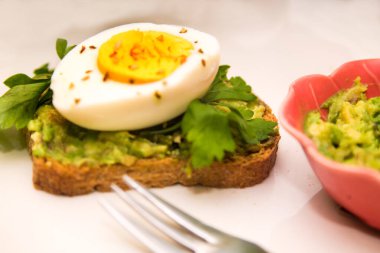 Avokado ve yumurtalı tost.