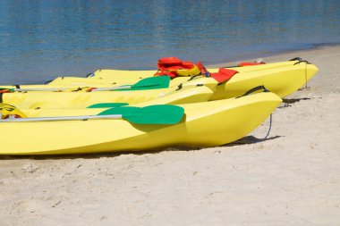 Güneşli yaz mevsiminde, tropik bir sahilde yüzen renkli bir kano.