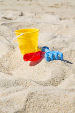 Kova, kürek ve kumda tırmık, yaz tatili konsepti.